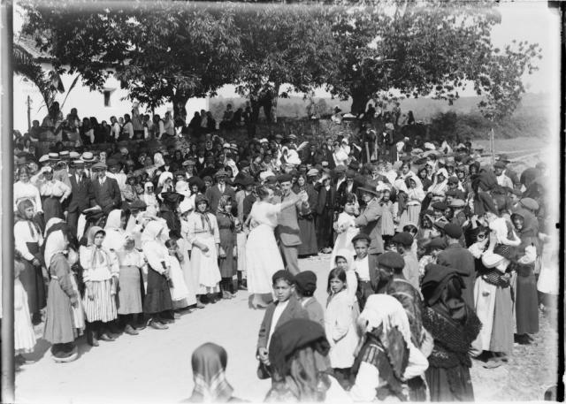 Arquivo do Reino de Galicia. Colección fotográfica. Paderne (A Coruña): Baile nunha romaría. Ca. 1910-1920. Sign.: 2418.