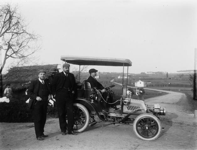 Arquivo do Reino de Galicia. Colección fotográfica. Cambre: Cecebre. Homes xunto a un coche. Ca. 1900-1915.
