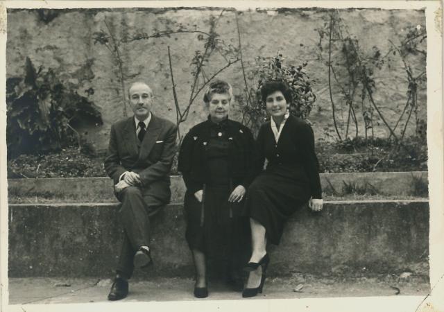 Luz Pozo e a súa nai con Gerardo Diego. 1956.