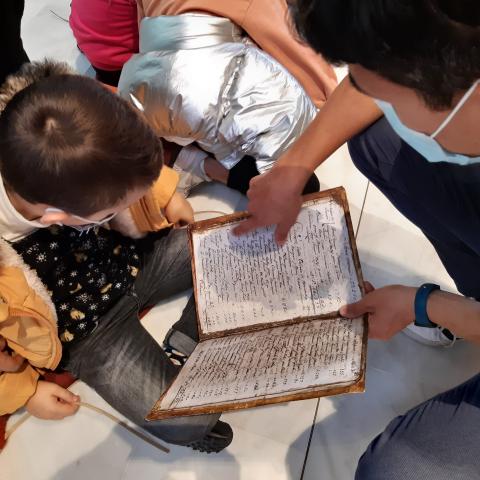 Lectura de un facsímil de un libro de gasto de los franciscanos