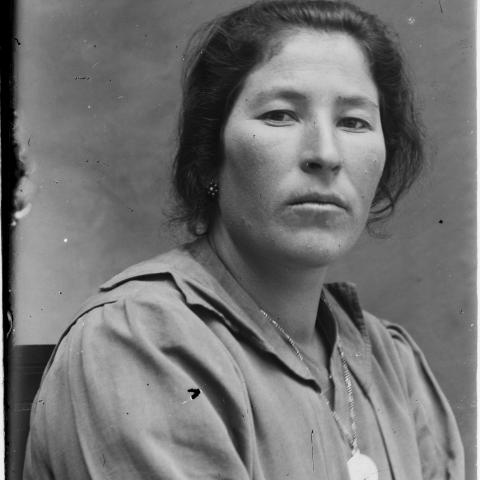 Arquivo do Reino de Galicia. Colección fotográfica. Retrato de muller / Antonio Pérez. Ca. 1910. Sign.: 20