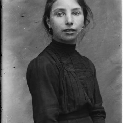 Arquivo do Reino de Galicia. Colección fotográfica. Retrato de muller / Antonio Pérez. Ca. 1910. Sign.: 29.