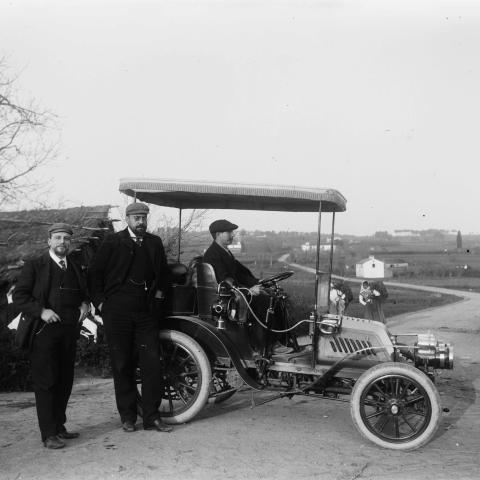 Arquivo do Reino de Galicia. Colección fotográfica. Cambre: Cecebre. Homes xunto a un coche. Ca. 1900-1915.