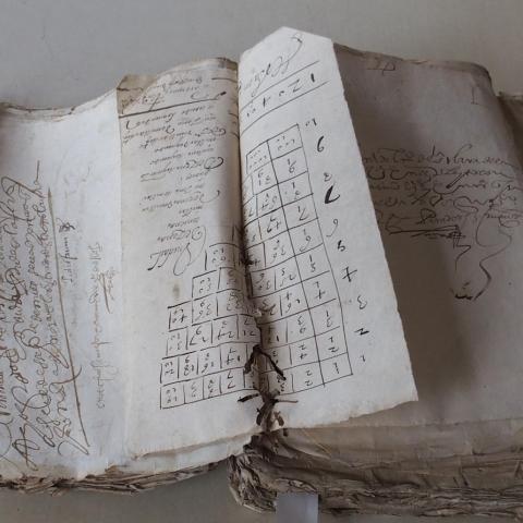 Arquivo do Reino de Galicia. Real Audiencia de Galicia. Táboa de multiplicar que figura no preito entre o Convento de Santa Clara de Pontevedra con dona Tareixa de Pazos, don Paio de Lobeira e outros sobre os muíños dos pelamios da cidade de Pontevedra. 1591-1606. Sign.: 02293_75