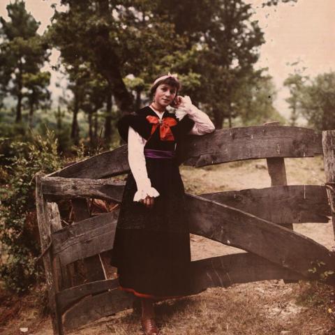 Archivo del Reino de Galicia. Colección fotográfica. Retrato dunha rapaza con traje típico apoyada en una valla / José Villar Martelo. Ca. 1915. Sign.: 5620.