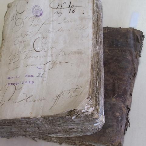Arquivo do Reino de Galicia. Real Audiencia de Galicia. "Folleiro" con documentos falstos achegado nun preito. S. XVI? Sign. 2525-1-2