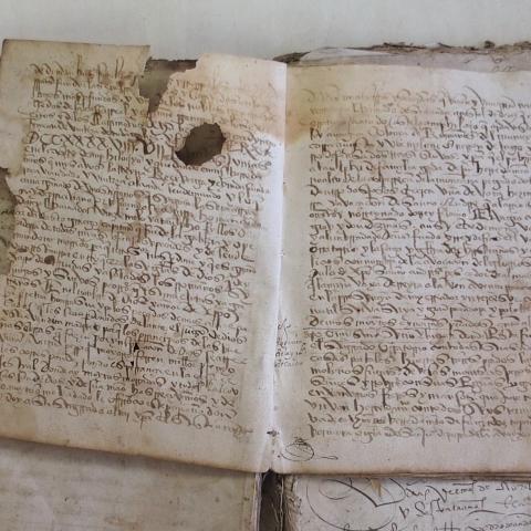 Arquivo do Reino de Galicia. Real Audiencia de Galicia. "Folleiro" con documentos falstos achegado nun preito. S. XVI? Sign. 2525-1-2.