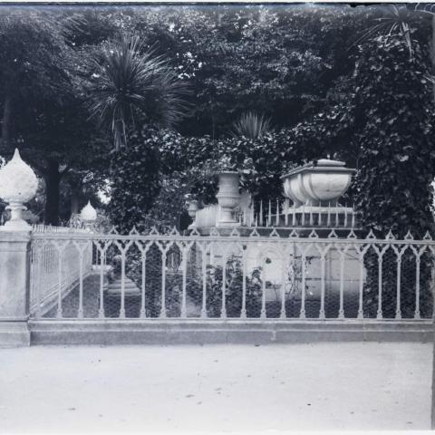 Arquivo do Reino de Galicia. Colección fotográfica. A Coruña: Xardín de San Carlos. Tumba de sir John Moore. Ca. 1920. Sign.: 3225.