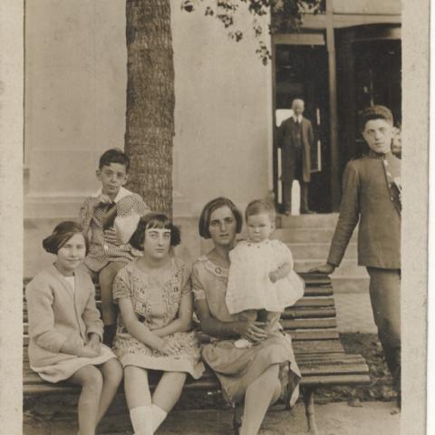 Grupo de mozas. Entre elas Esther Casares Quiroga coa súa irmá, María Casares Quiroga, de pé no seu colo. Ca. 1922. Sign.: 44906-46.