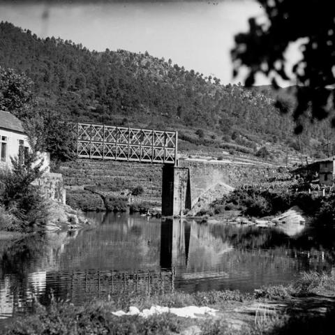 Arquivo do Reino de Galicia. Colección fotográfica. Ribadavia: ponte de ferro / Antonio Seoane Díaz, "Tonecho". Ca. 1960. Sign.: 5550.