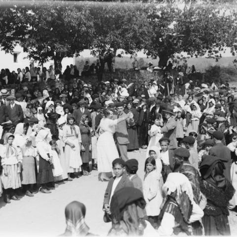 Arquivo do Reino de Galicia. Colección fotográfica. Paderne (A Coruña): Baile nunha romaría. Ca. 1910-1920. Sign.: 2418.