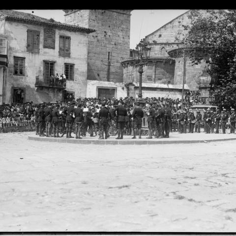 Arquivo do Reino de Galicia. Colección fotográfica. A Coruña: Praza de Azcárraga. Banda de música. Ca. 1925. Sign.: 2992.