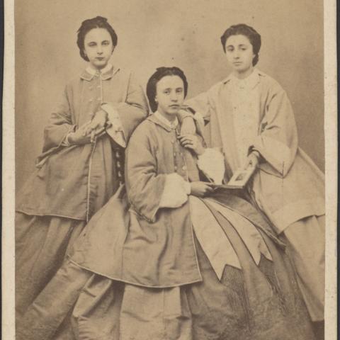 Familia del Moral. Retrato de tres mulleres / L. Sellier y Avrillon. Ca. 1864-1867. Sign. 127.