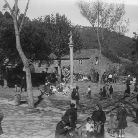 Arquivo do Reino de Galicia. Colección fotográfica. Arteixo: romaría de Pastoriza. Xente nunha praza con cruceiro. Ca. 1925-1935. Sign.: 550.
