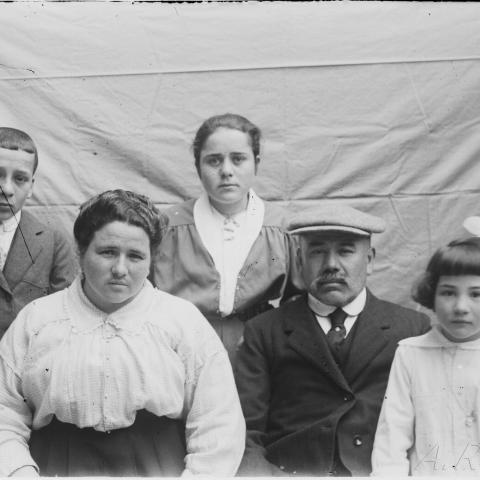 Retrato de familia:parella con tres nenos