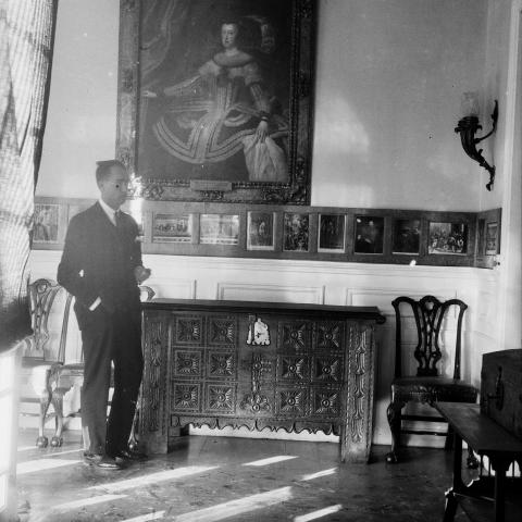 Arquivo do Reino de Galicia. Colección fotográfica. San Sadurniño: interior do Pazo da Marquesa, home diante dun cadro. Ca. 1924. Sign.: 437.