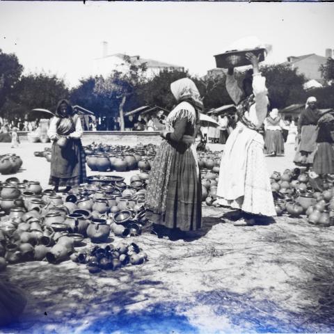 Arquivo do Reino de Galicia. Colección fotográfica. A Coruña: Vendedoras de olas no Campo da Leña. 1910. Sign.: 2422.