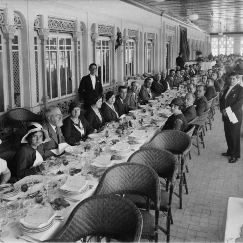 Arquivo do Reino de Galicia. Colección fotográfica. A Coruña Celebración na terraza do Quiosco de Alfonso. Ca. 1930-1939. Sign.: 2914.