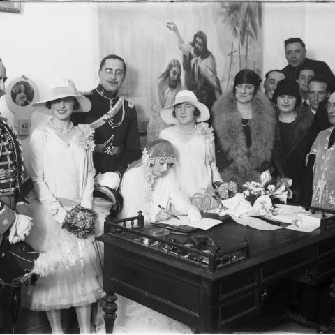 Arquivo do Reino de Galicia. Colección fotográfica. A Coruña: asistentes a unha voda no momento da firma da noiva. [Bufete]. 1922.Sign.: 477.