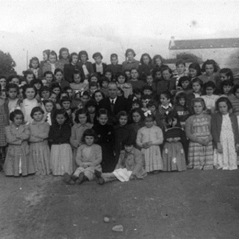 Alfoz. Nenas da Escola Nacional de Alfoz asistentes ás cátedras ambulantes da Sección Feminina, [1948]. Sig. SF. 305-1