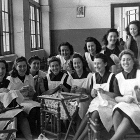 Lugo. Mozas da Sección Feminina bordando. J.L. Vega, 1944. Sig. 185.5