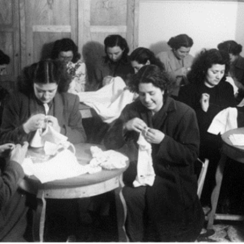 Lugo. Mozas cumpridoras do Servizo Social bordando, [1949]. Sig. SF. 305.1
