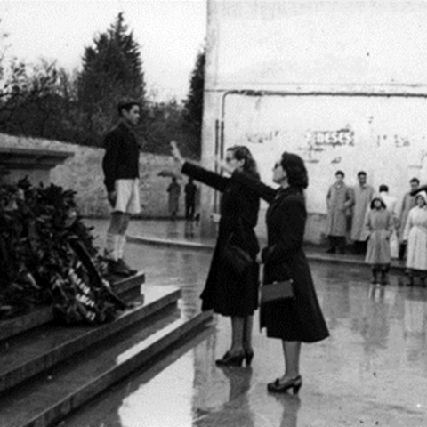 Lugo. Mulleres nun acto de homenaxe ante a cruz do Caídos, [1950]. Sig. SF. 305 (E2b)