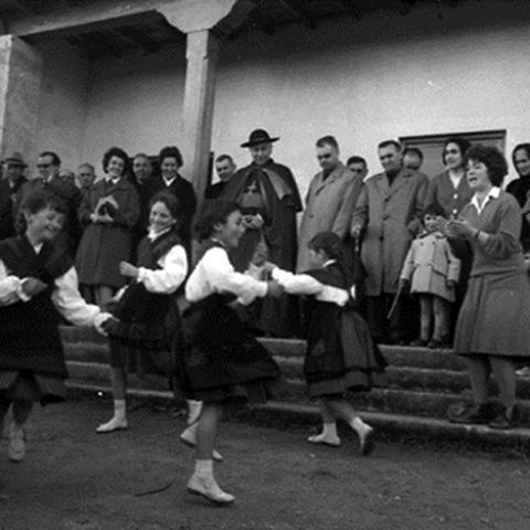 Friol. Nenas da agrupación de danzas tradicionais da Sección Feminina. J.L. Vega, 196?. Sig. 4648-5