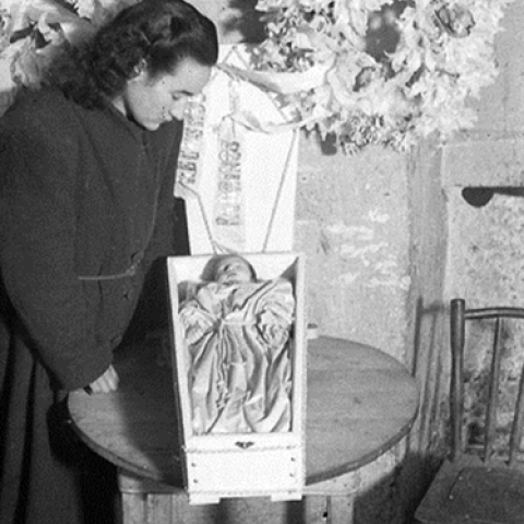 Lugo. Nai con filla morta. J.L. Vega, 1948. Sig. 1576-3
