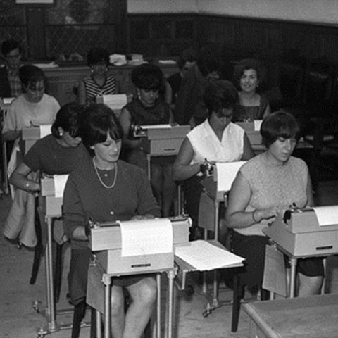 Lugo. Mulleres en clase de mecanografía. J.L. Vega, 1966. Sig. 7083-2