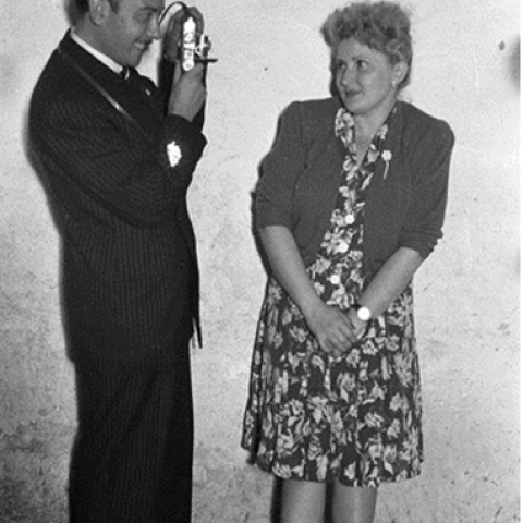 Lugo. Moza fotografada no Casino. J.L. Vega, 1946. Sig. 1181.7