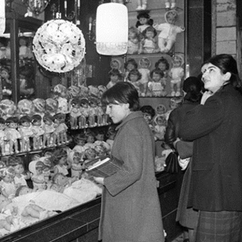Lugo. Nena mirando un escaparate con bonecas. J.L. Vega, 1967. Sig. 7717-4