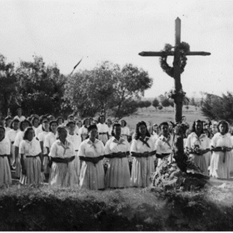 Viveiro. Jesús Lacambra. Mozas axeonlladas ante o altar na OJE. 1942. Sig. SF 305 (1-3)