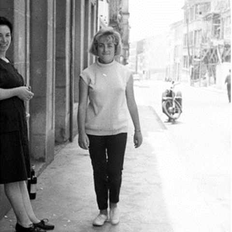Lugo. Moza con pantalóns. J.L. Vega, 1965. Sig. 6540.21