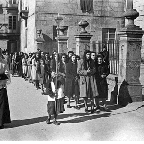 Lugo. Mulleres en procesión pola praza de Santa María. J.L. Vega, 1944. Sig. 607-9