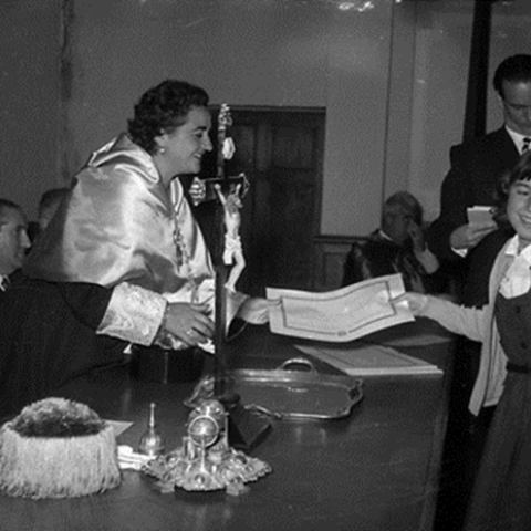 Lugo. Profesora entrega un diploma a unha nena, no Instituto. J.L. Vega, 1957. Sig. 3496.23