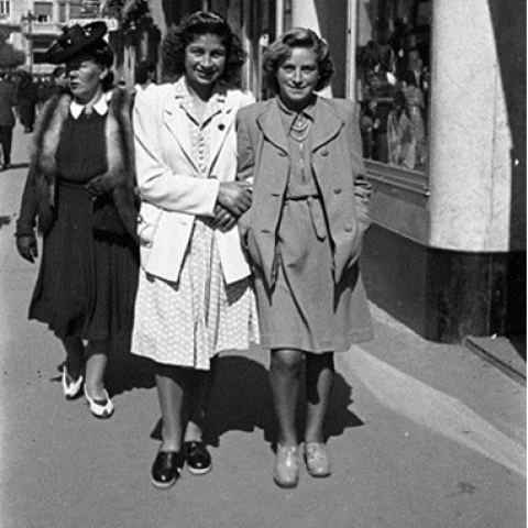 Lugo. Mozas paseando pola rúa da Raíña. J.L. Vega, 1943. Sig. 533.18