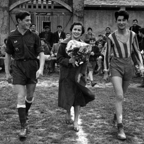 Lugo. Moza preparada para facer o saque de honor do partido, [1954]. Sig. SF. 305-1