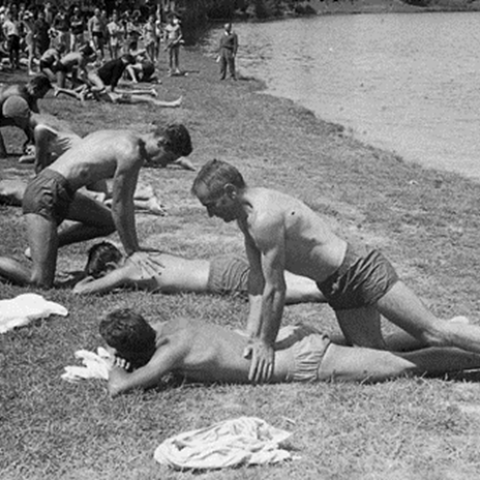 Lugo. Mulleres nun cursiño de socorrismo no Club Fluvial. J.L. Vega, 1961. Sig. 5185-12