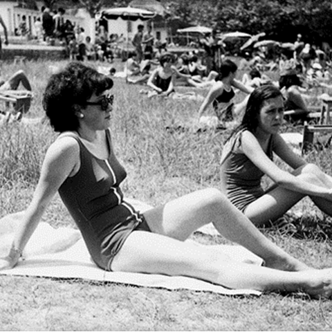 Lugo. Mozas en traxe de baño no Club Fluvial. J.L. Vega, 1966. Sig. 6989.6