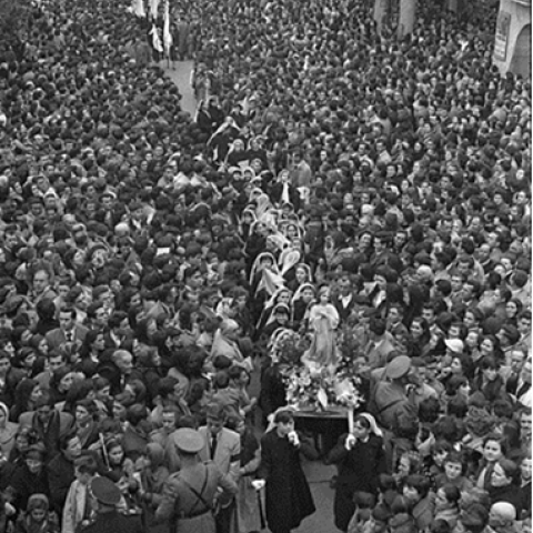 Lugo. As nenas levan á Virxe (Niña María) en procesión pola praza Maior. J.L. Vega, 1956.
