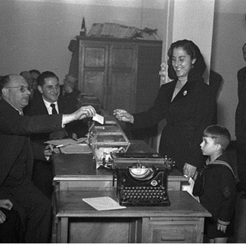 Lugo.Nai vota nas eleccións sindicais en compañía do seu fillo. J.L.Vega, 1953. Sig. 2580.7