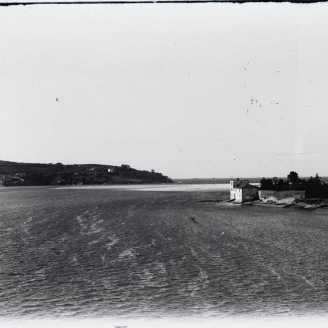 Arquivo do Reino de Galicia. Colección fotográfica. A Coruña: As Xubias. Vista da ría desde a ponte da Pasaxe. Barca. Ca. 1921-1930. Sign.: 3033