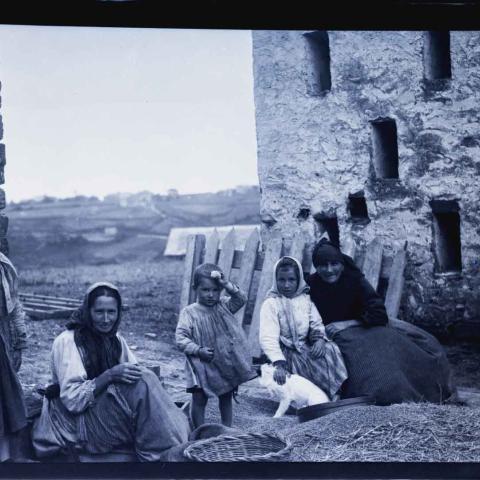 Arquivo do Reino de Galicia. Colección fotográfica. Pol (Lugo). Mulleres e nenos na eira. Ca. 1925-1930. Sign.: 3529.