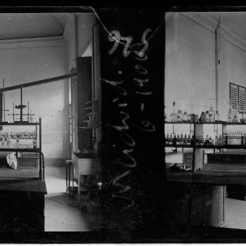 Arquivo do Reino de Galicia. Familiar Pedrosa Pérez Dávila. Laboratorio. Madrid : s.n., 1900. 1 fot. ester.: cristal, b&n. Sign.: 74