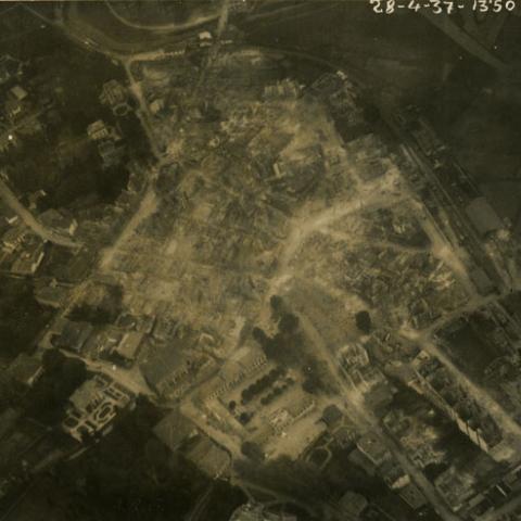 1937-04-28. Francisco Iglesias Brage. [Gernika-Lumo: ruinas de la villa tras el bombardeo]. ARG. I.B. Fot. 1272.