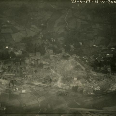 1937/04/28. Francisco Iglesias Brage. [Gernika-Lumo: ruinas de la villa tras el bombardeo]. ARG.I.B. 1273.
