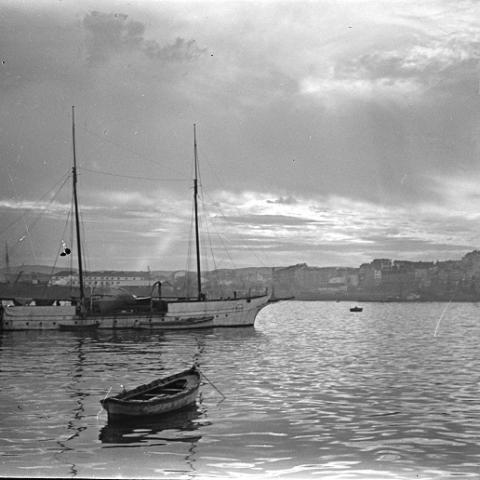 [Ca. 1915-1925]. A Coruña: barco de vela en el puerto, al fondo fábrica de Tabacos. ARG. Col. Fot. 261.