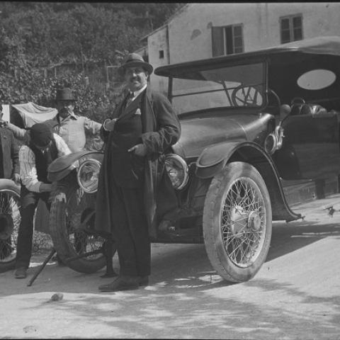 Ca. 191-? Retrato de grupo: arreglando el pinchazo de una rueda del coche. 1 negativo fotográfico: nitrato, br. e n. ; 7 x 12 cm. ARG. Col.fot. 307.