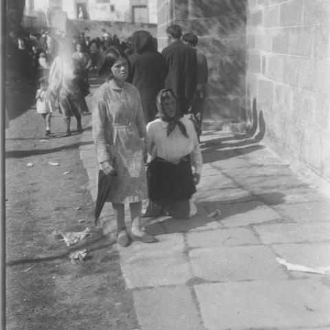 Colección fotográfica. Arteixo: romería de Pastoriza. Rito en el exterior de la iglesia. Ca. 1925-1935. 1 fot. negativo : vidro, br. e n. ; 10 x 15 cm. Sign. 558.